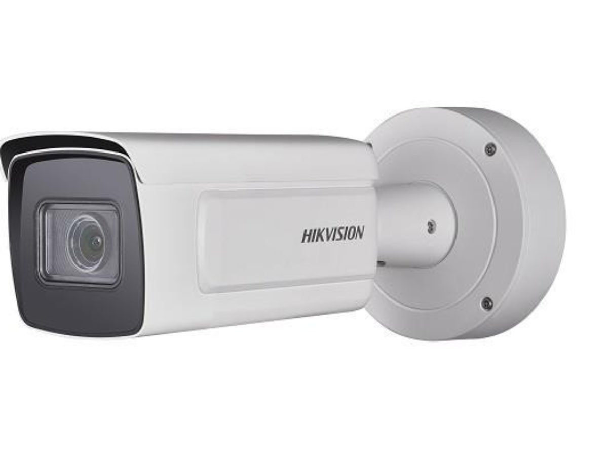Thiết kế thân trụ kim loại DS-2CD5A26G1-IZHS, chân đế linh hoạt và cổng kết nối phù hợp thi công ngoài trời